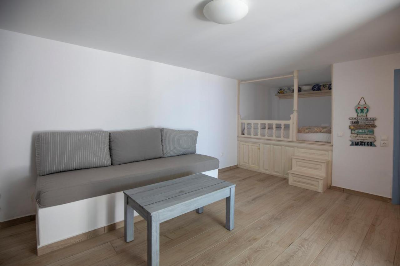 Thea Menetes Apartment Menetai ภายนอก รูปภาพ